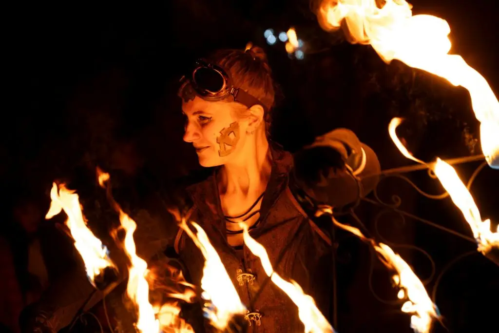 Performance de feu chorégraphiée avec jonglage LED en Wallonie