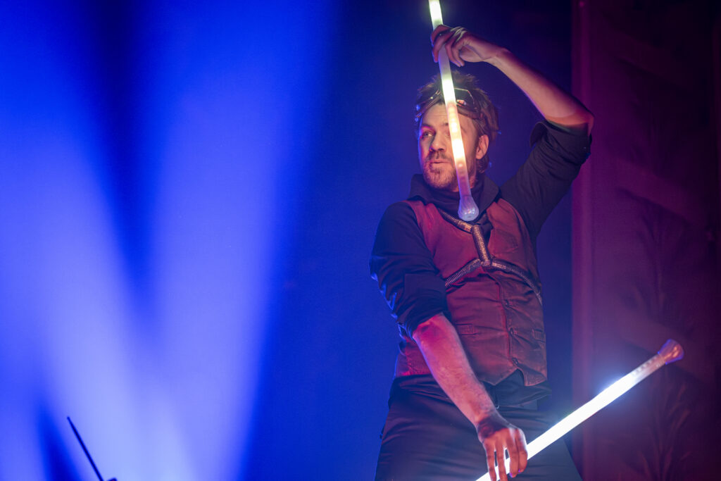 Animation originale en intérieur avec feu et LED pour soirée privée à Namur