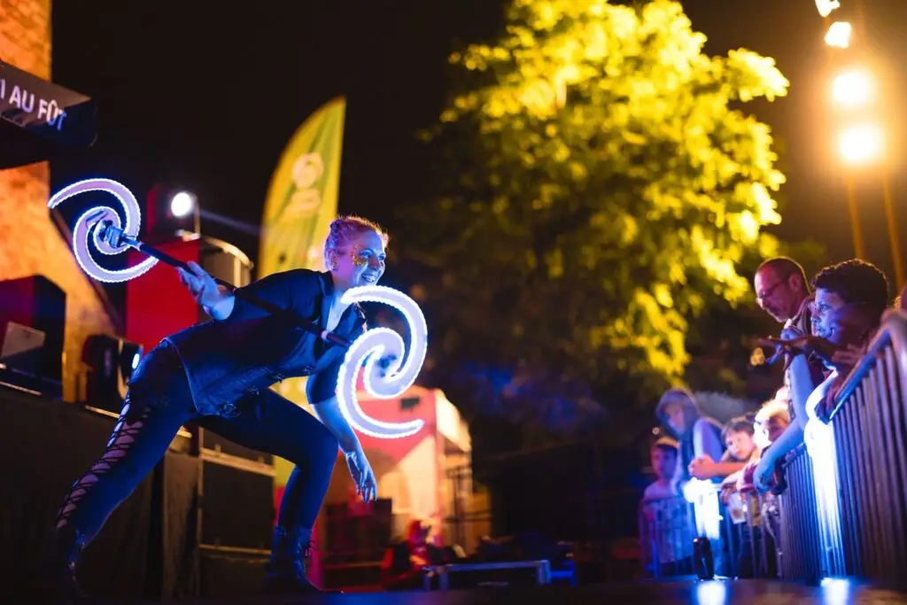 Animation originale avec un jongleur feu et LED pour soirée privée à Namur